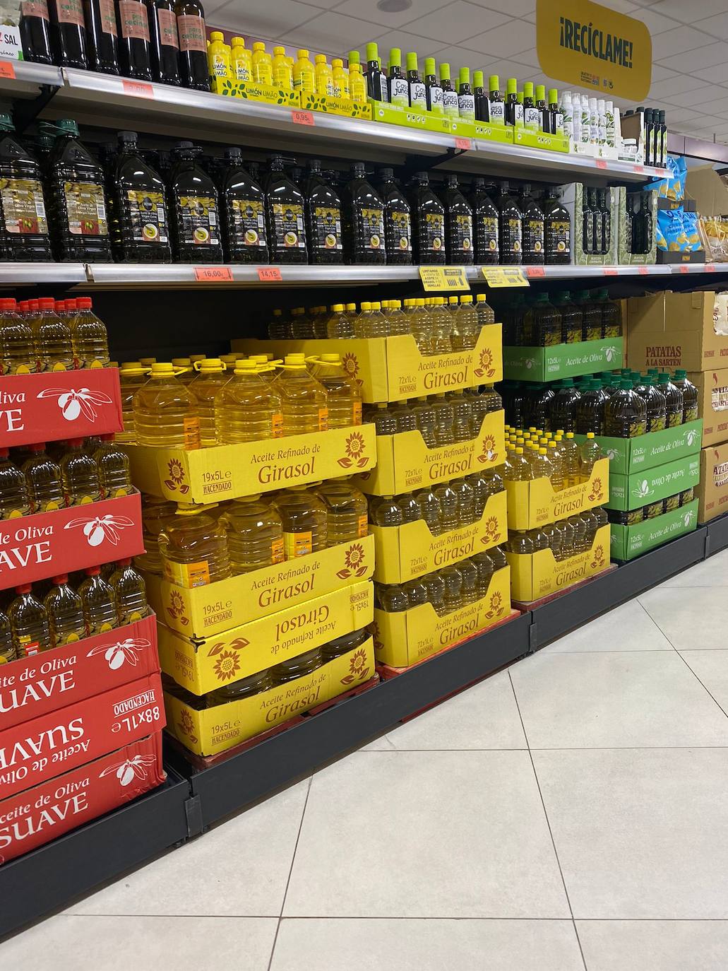 Imagen secundaria 1 - Aceite de girasol, en Mercadona. Y zona de agua mineral en Lidl (ambos establecimiento en El Astillero).