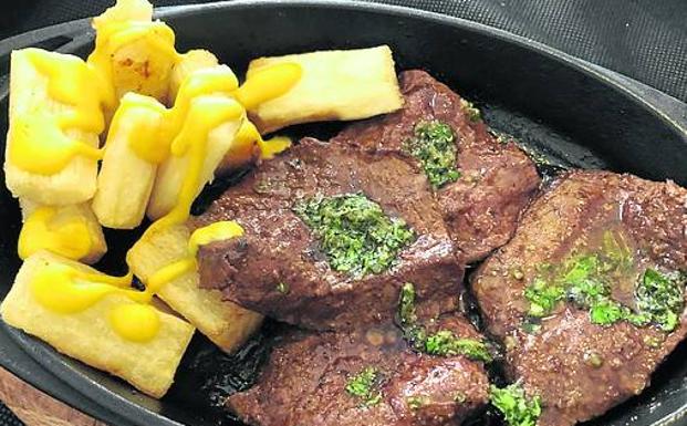 Anticuchos con yuca frita.