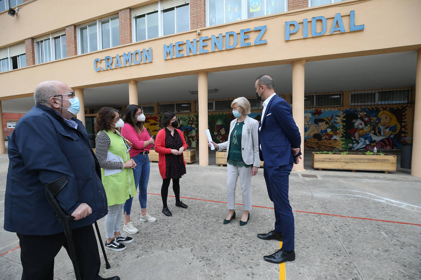 Visita de la consejera Marina Lombó, acompañada por el alcalde de Torrelavega Javier López Estrada, este martes al Colegio Menéndez Pidal de Torrelavega.