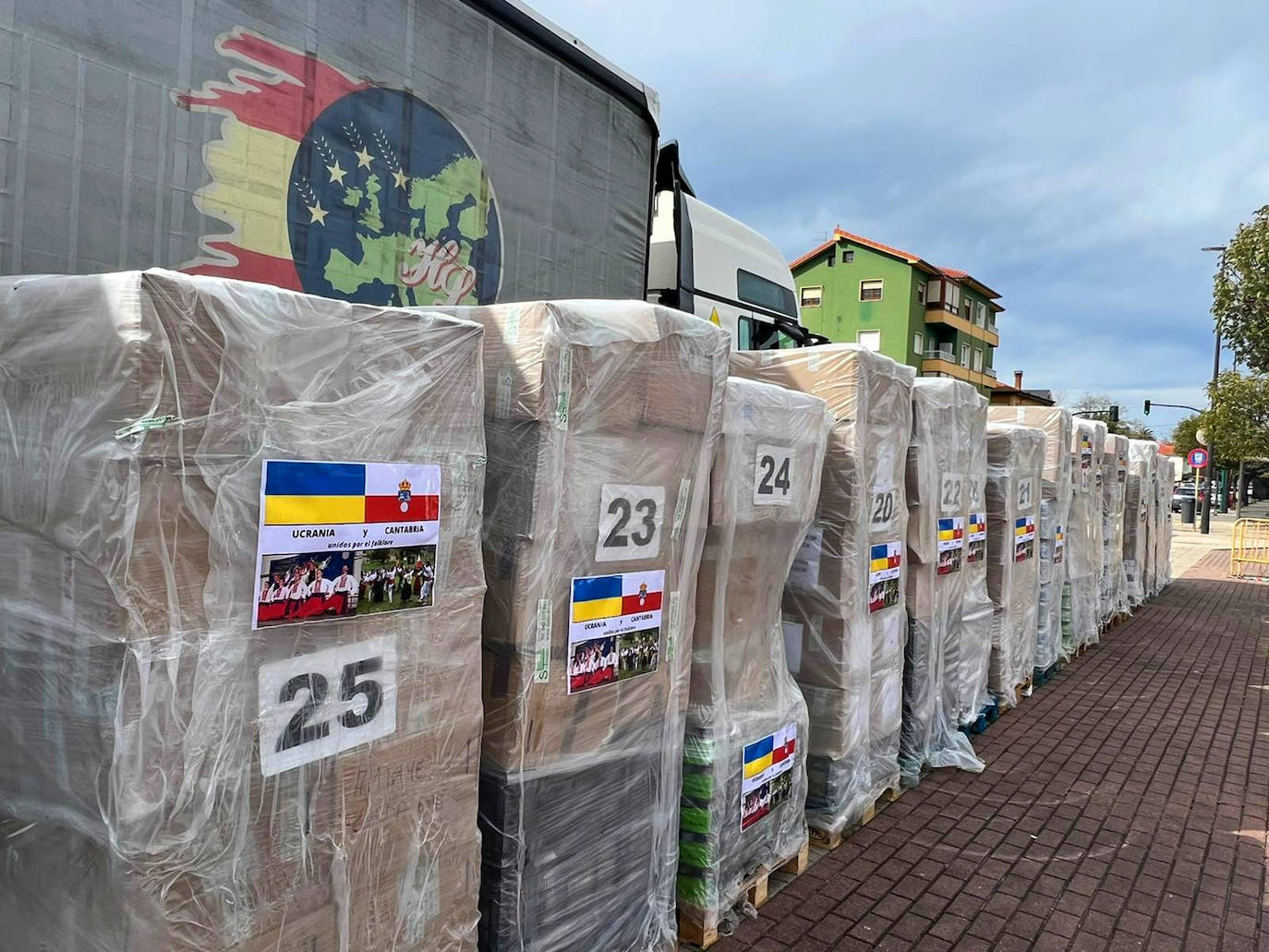 Las cajas enviadas por la Agrupación de Danzas 'Virgen de las Nieves' de Tanos.