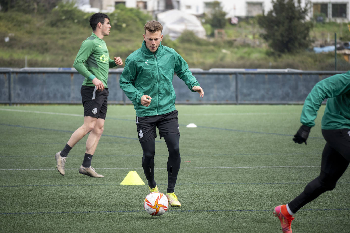 Fotos: El Racing viaja a San Sebastián de los Reyes con Pablo Torre