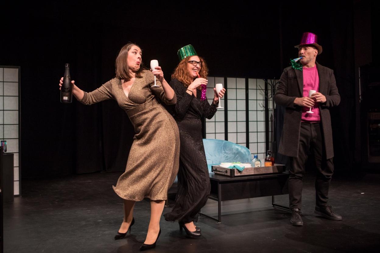 Cristina Lorenzo, Mariu Ruiz y Pablo Escobedo celebran la Nochevieja en la Sala Pereda del Palacio de Festivales. daniel martínez