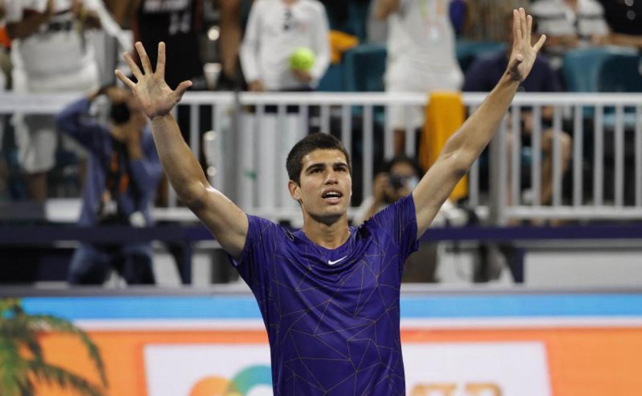 Carlos Alcaraz celebra su victoria ante Stefanos Tsitsipas. 