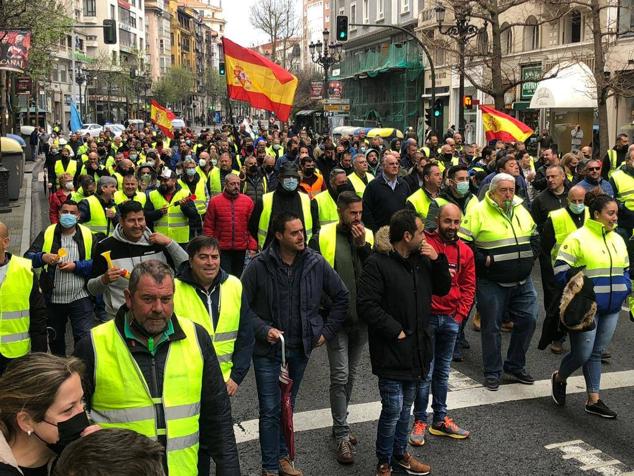 Fotos: La marcha lenta a pie de los transportistas por el centro de Santander