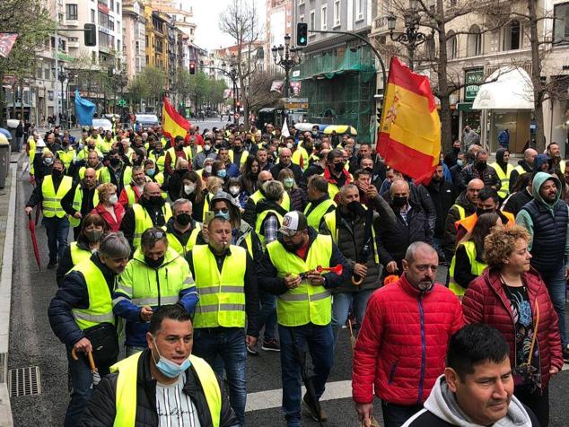 Fotos: La marcha lenta a pie de los transportistas por el centro de Santander