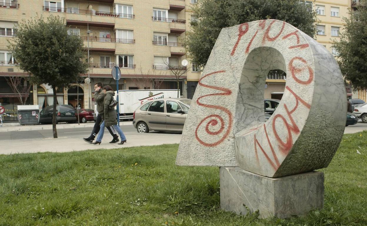 Escultura pública de Vitoria vandalizada.