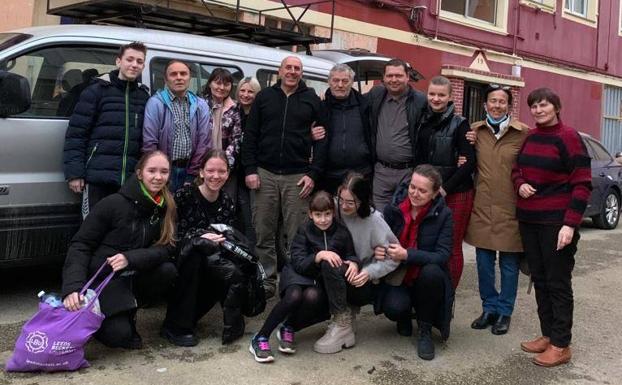 Fotografía del grupo de refugiados junto a su familia de Santander y Ortega, en el medio de la imagen. 