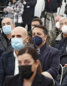 Imagen secundaria 2 - Marcano antes de su intervención, la delegada del Gobierno junto a varios consejeros del Gobierno y otros asistentes al acto.