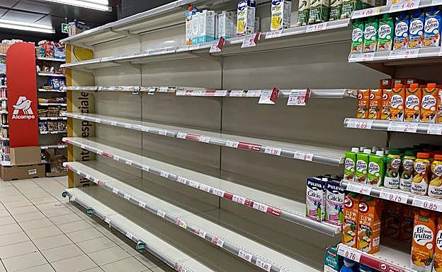 Estantes vacíos en un supermercado de Zaragoza. 