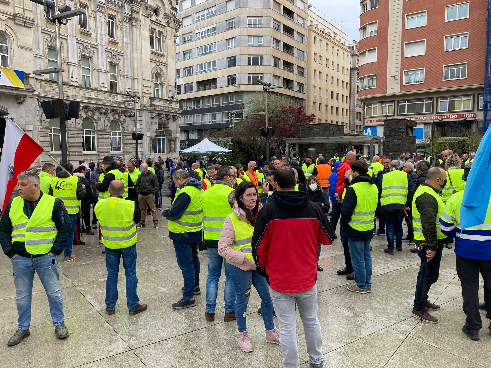 Fotos: La marcha lenta a pie de los transportistas por el centro de Santander