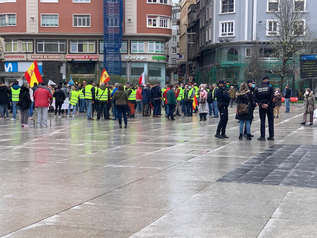 Fotos: La marcha lenta a pie de los transportistas por el centro de Santander