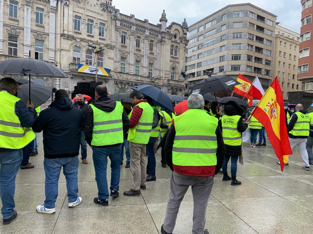 Fotos: La marcha lenta a pie de los transportistas por el centro de Santander