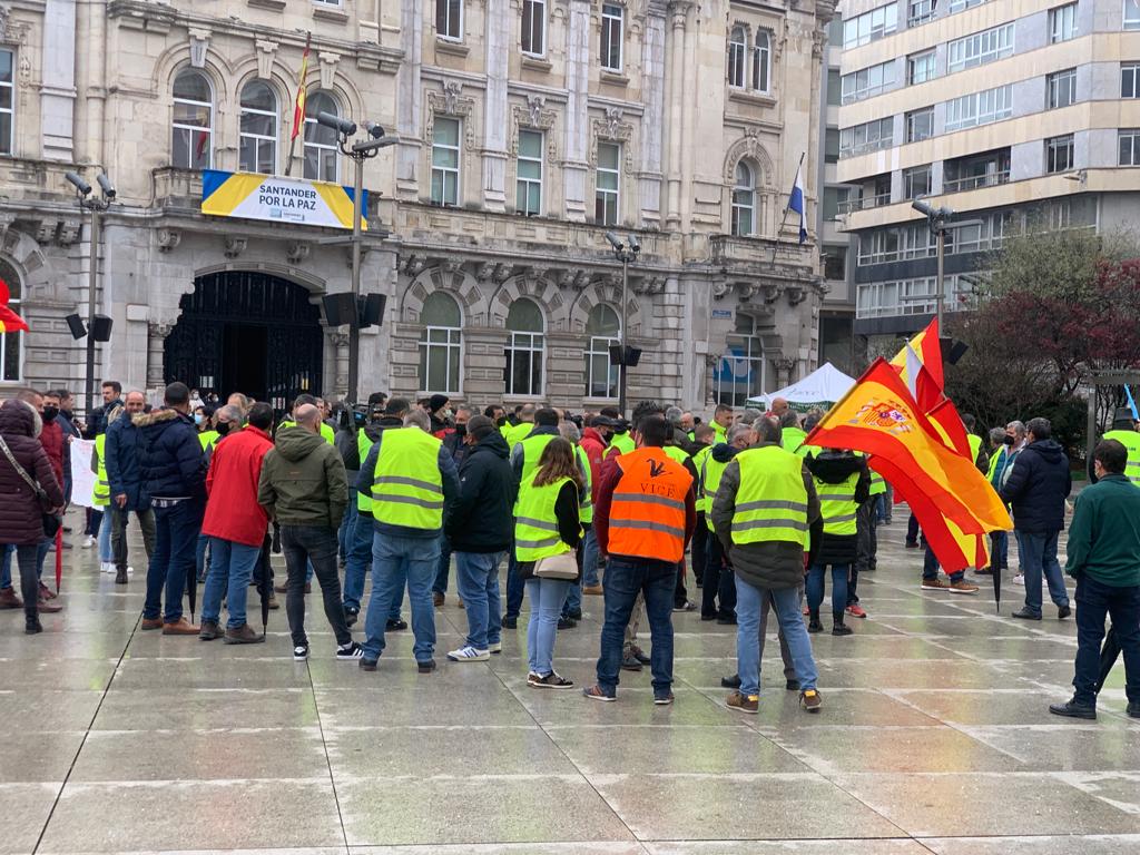 Fotos: La marcha lenta a pie de los transportistas por el centro de Santander