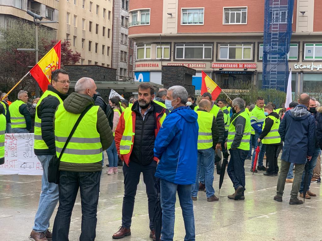 Fotos: La marcha lenta a pie de los transportistas por el centro de Santander