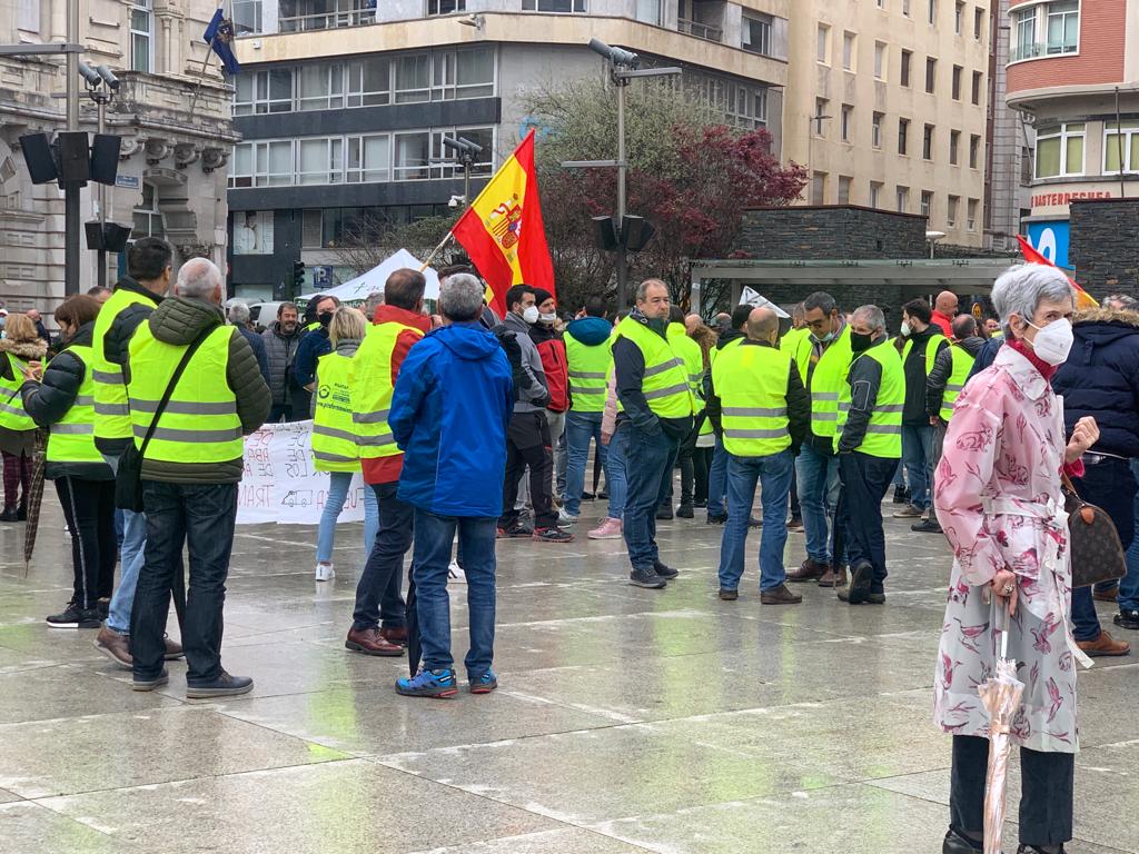 Fotos: La marcha lenta a pie de los transportistas por el centro de Santander