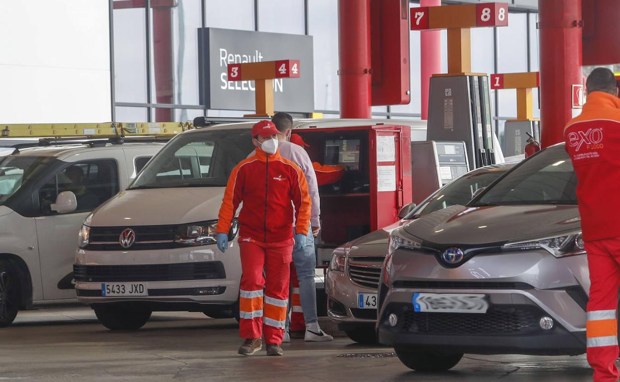 Este viernes comienza a aplicarse la rebaja en los precios del carburante.