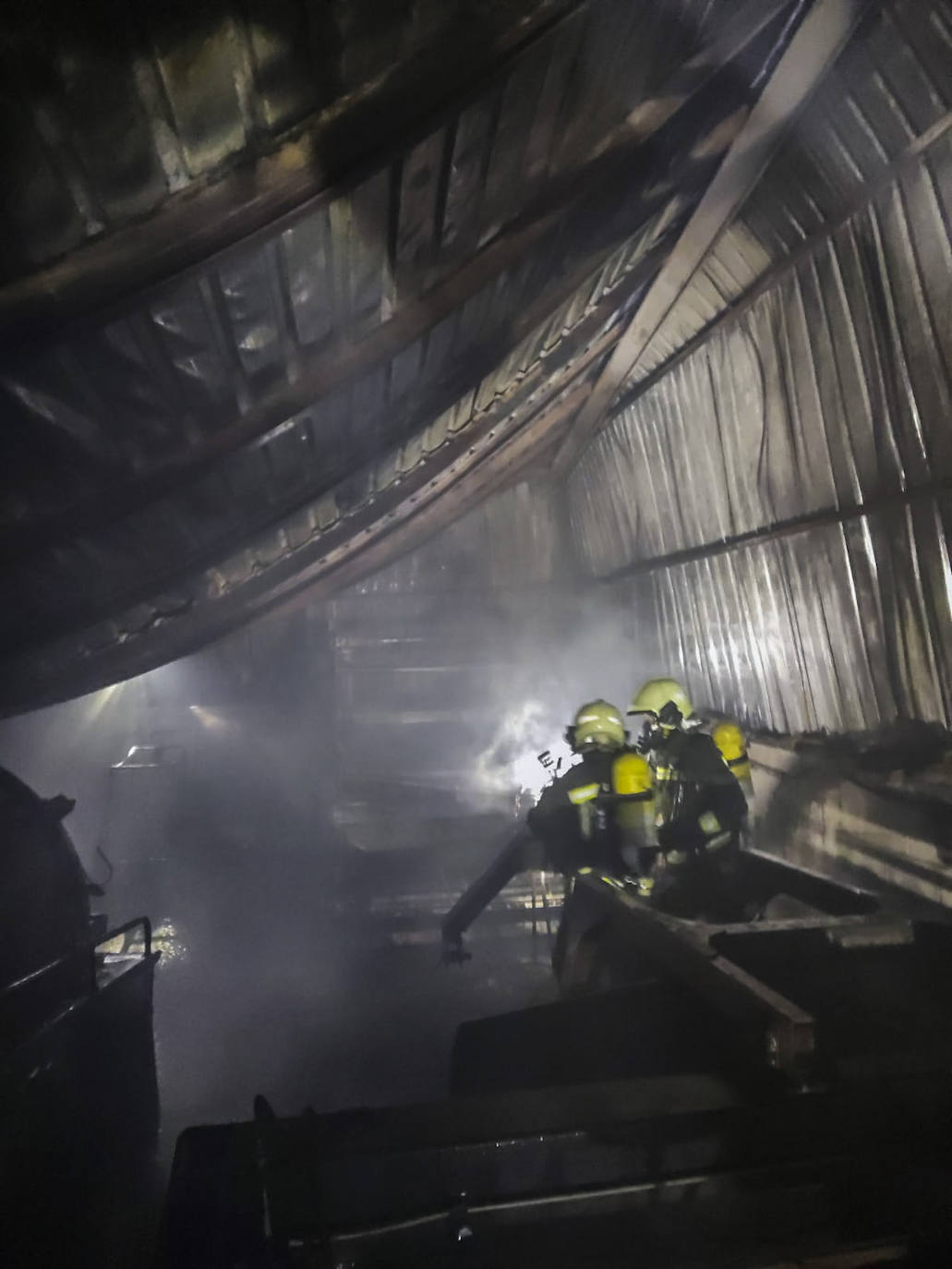 Fotos: Imágenes del incendio en una nave llena de vehículos en Ajo