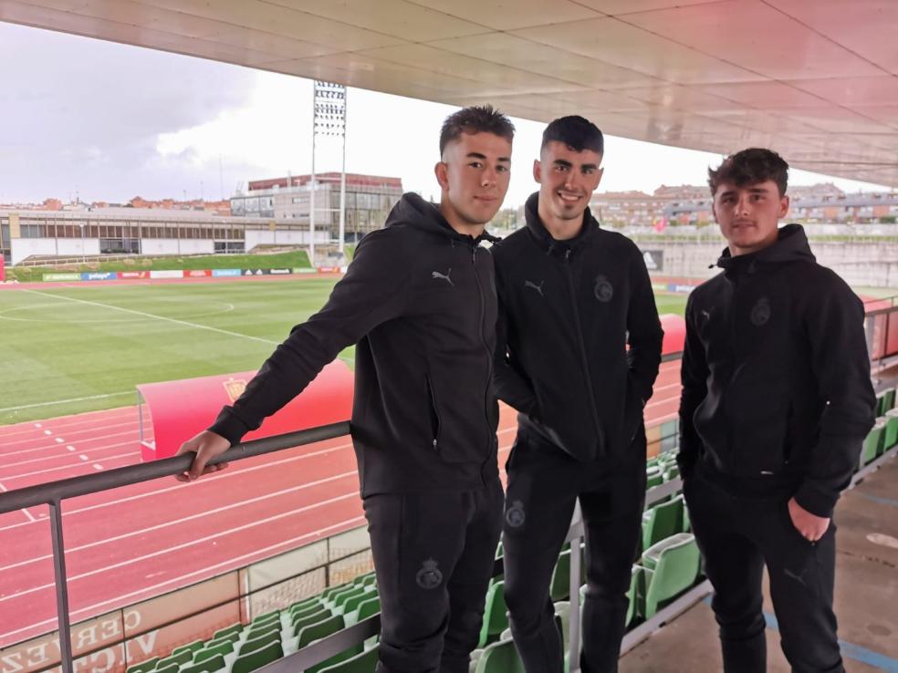 En Madrid. Arriba, Pablo Torre, Bustos, Soko y Javi Vázquez. Abajo, Romo, Torre, Pancho Mora, expresidente del Racing, e Íñigo Sainz-Maza. Diego Rozas, Jorrín y Yeray, antes del entrenamiento de ayer en Madrid.