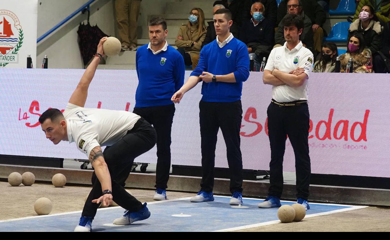 Víctor, al tiro con Peñacastillo junto a Haya, José Manuel y Mario Pinta