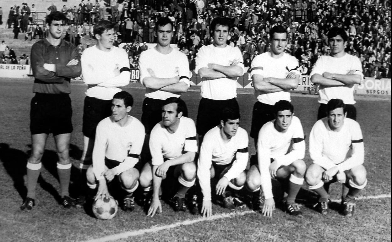 Equipo racinguista de la temporada 1969-70. De izquierda a derecha, de pie, Corral, Zoco, Argoitia, Pepín, Chisco y Chinchón. Agachados, Cabello, Santamaría, Portu II, Portu I e Isidro.