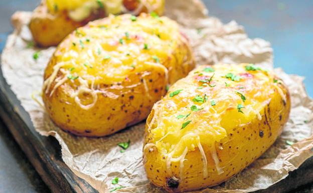 Hoy hacemos en casa patatas rellenas de queso de Tresviso y espinacas