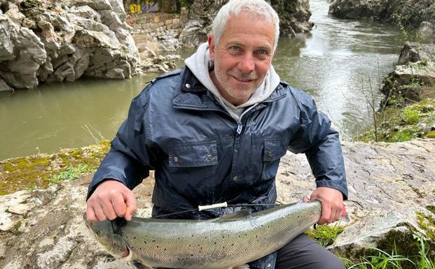 Un pescador aficionado saca el campanu en el coto de Puente Viesgo