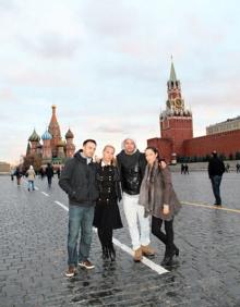 Imagen secundaria 2 - Rubén Pellón (en el centro) con unos amigos ucranianos en Kiev. | El cántabro, en un viaje a Moscú.