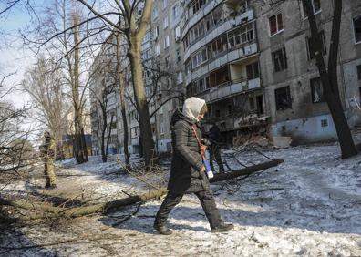 Imagen secundaria 1 - Las calles de Járkov, una ciudad arrasada por la invasión rusa. | La crudeza del invierno se suma a las complicaciones propias de la guerra la localidad ucraniana. | Un militar ucraniano en Járkov.