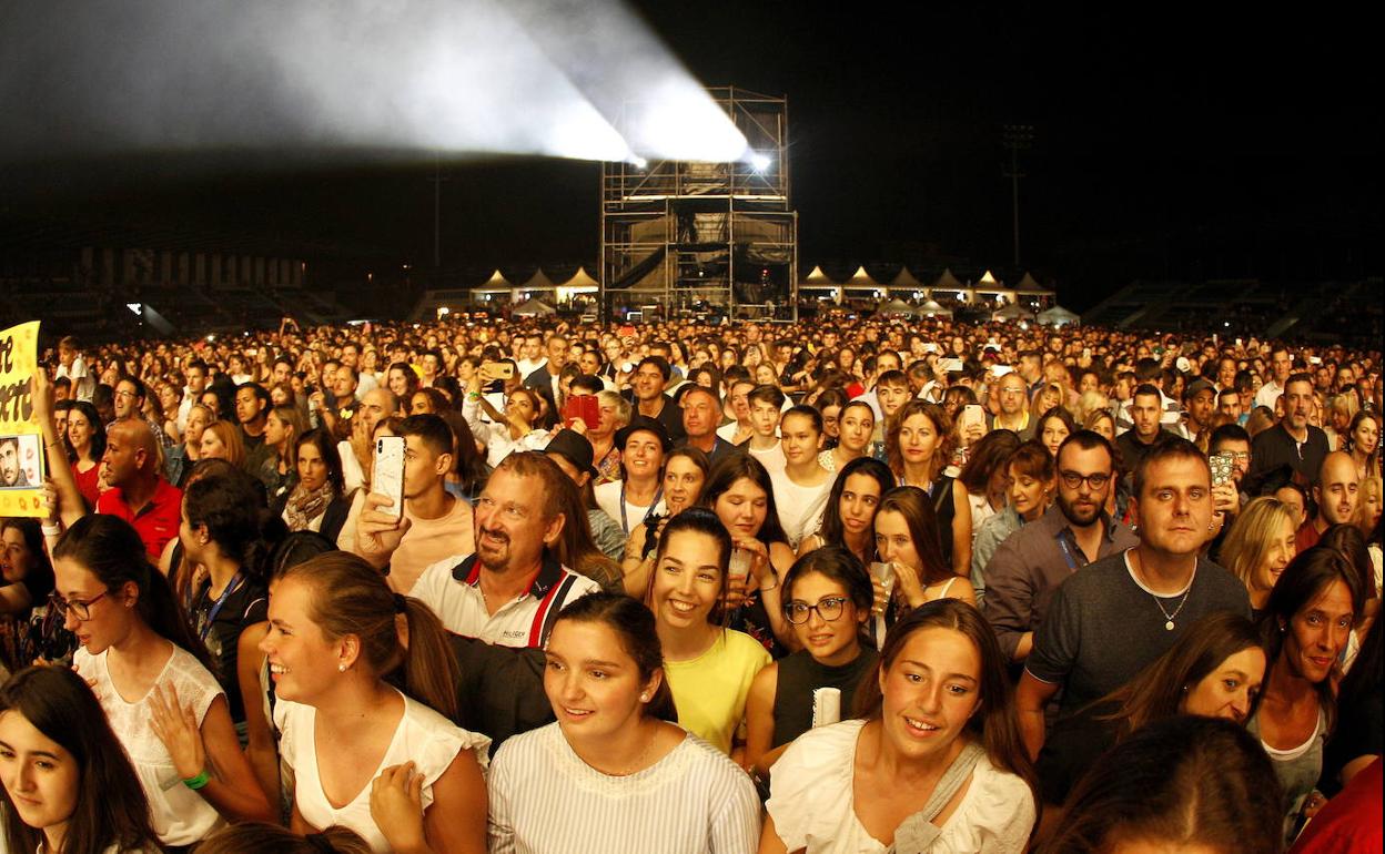 Público en un concierto en El Malecón de Torrelavega, en 2019.