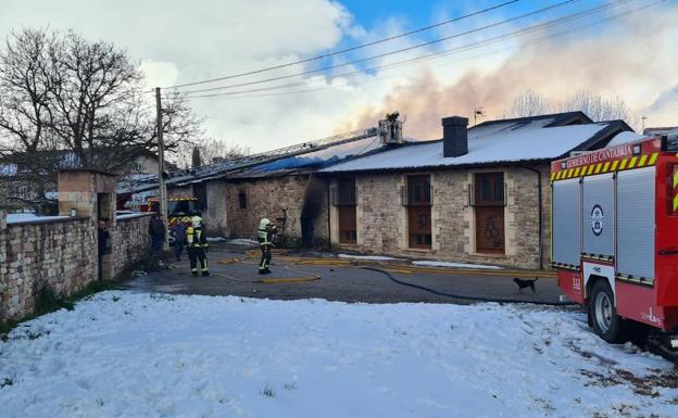 Un incendio calcina una casa y un pajar en Naveda