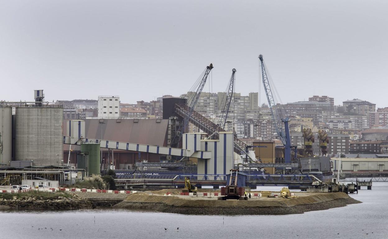 Obras en el Muelle 9 de Raos, en el Puerto de Santander, en una de las reanudaciones de 2017. 