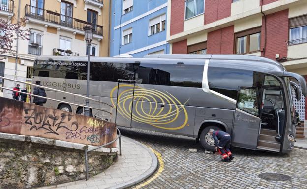 Los bomberos calzan las ruedas del autobús.