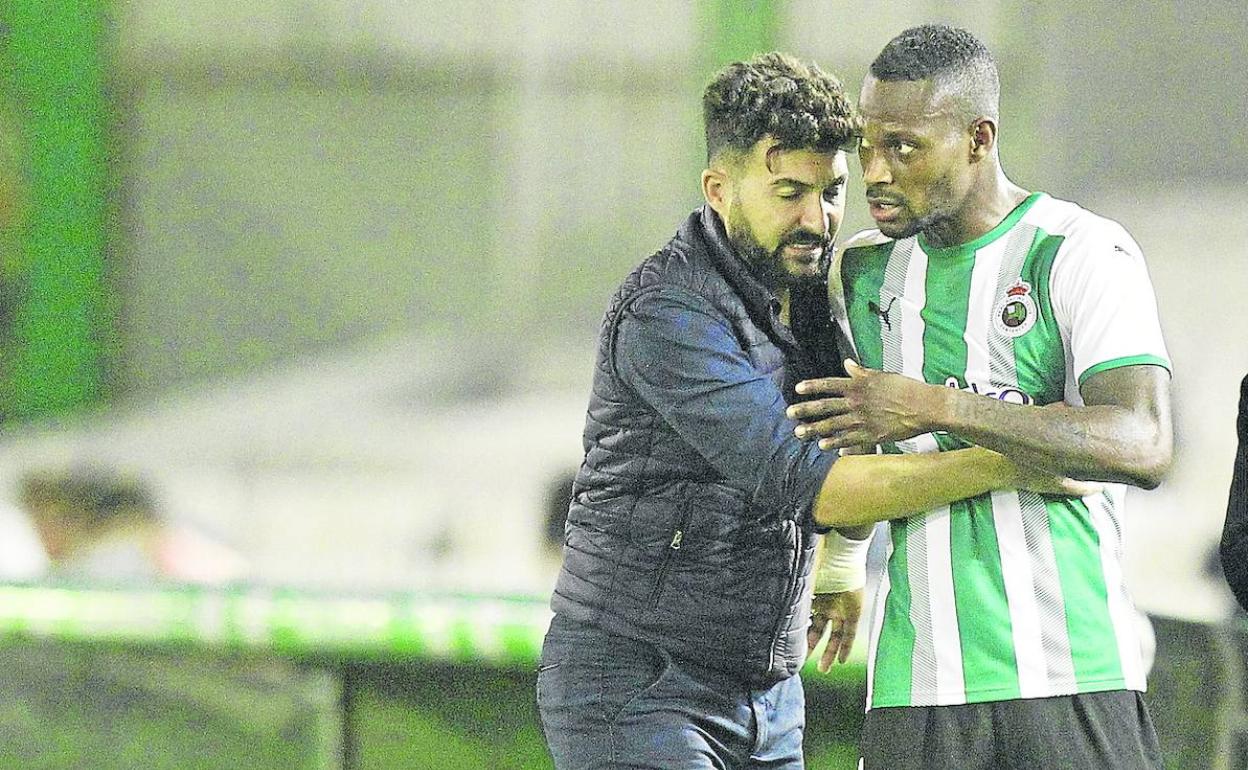 Cedric recibe instrucciones de Romo en la banda.