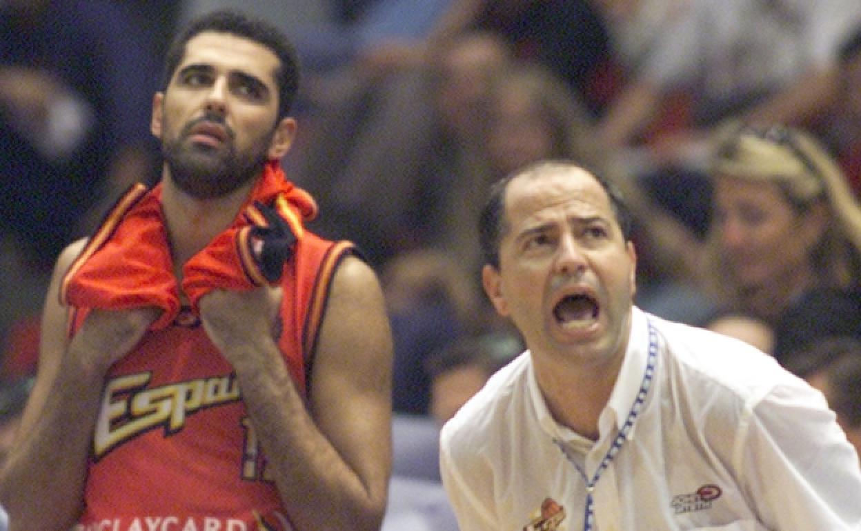 Javier Imbroda, junto a José Antonio Paraíso, durante un partido con la selección española.