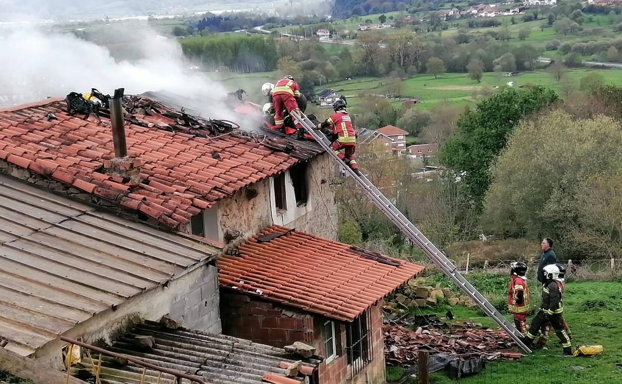 Lesionado un bombero al apagar un incendio en un caserío de San Felices