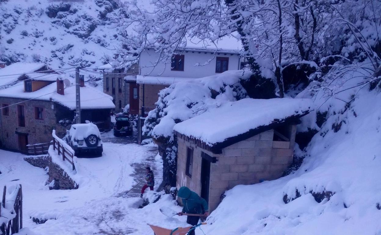 En Cucayo se ha acumulado una espesa capa de nieve