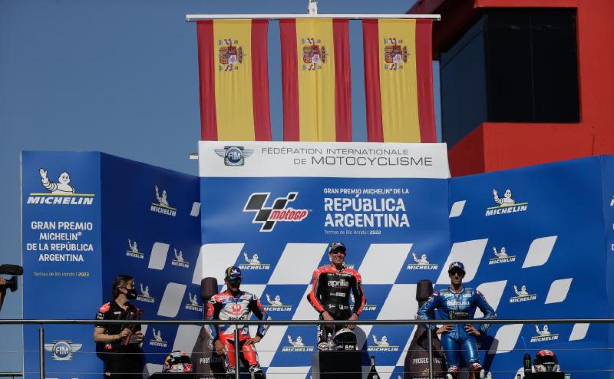 Aleix Espargaró, entre Jorge Martín y Álex Rins en el podio del GP de Argentina. 