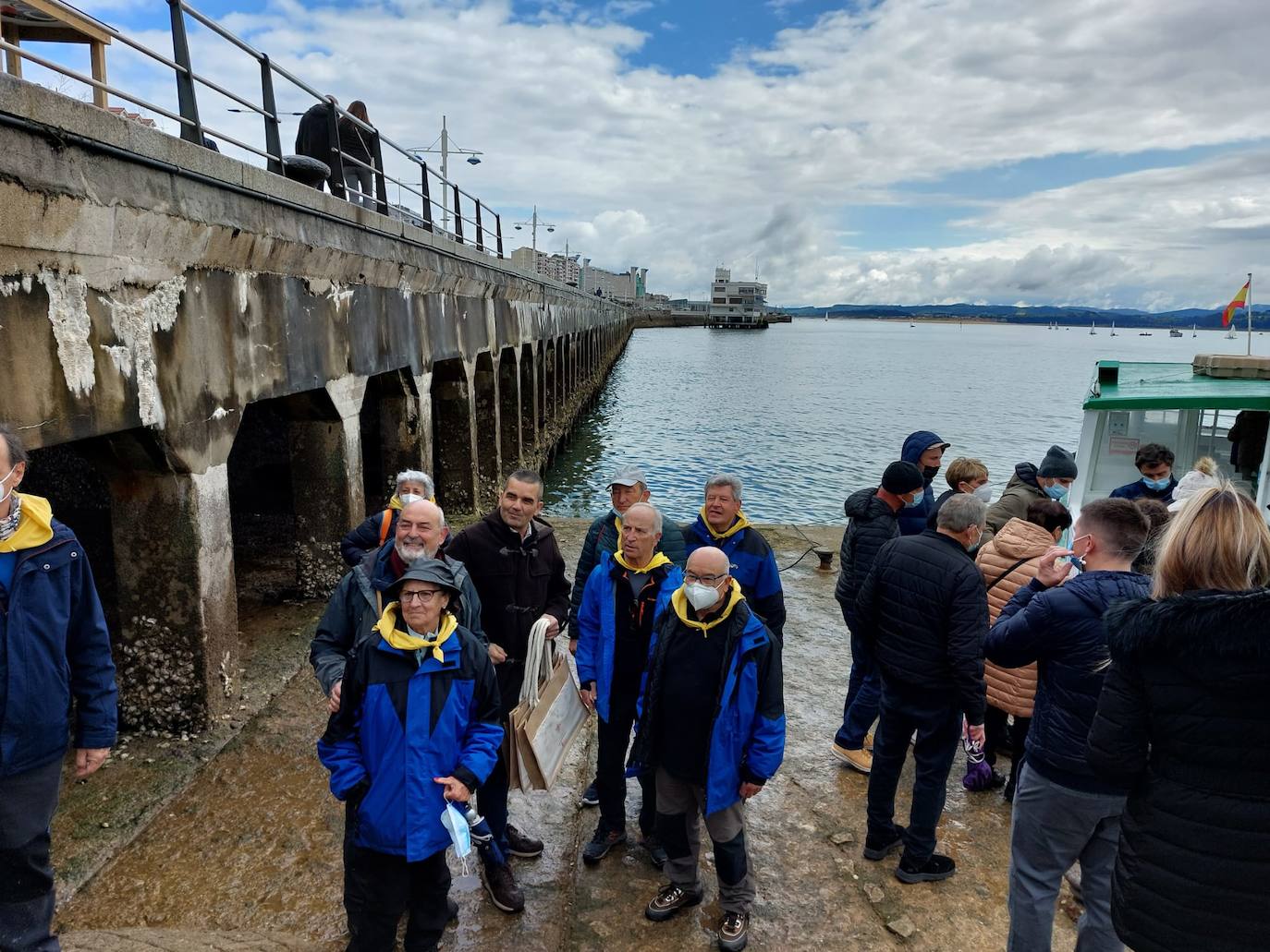 Los peregrinos llegaron a Santander y cogieron la lancha para atraversar la Bahía.