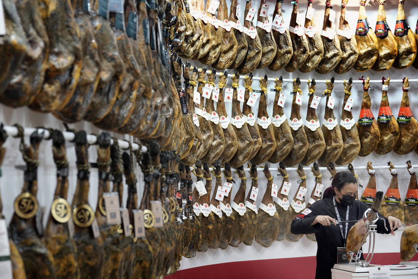 Trece empresas agroalimentarias de Cantabria, en el stand que comparten la Oficina de Calidad Alimentaria de Cantabria (Odeca) y Sodercan, participan en el XIII Salón Alimentaria de Barcelona con la presencia del Rey Felipe VI 