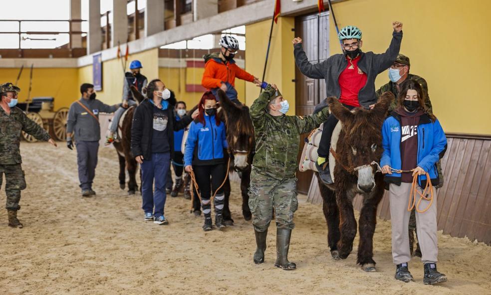 Los alumnos, durante las sesiones de equinoterapia en el Centro de Cría Caballar de Mazcuerras. 