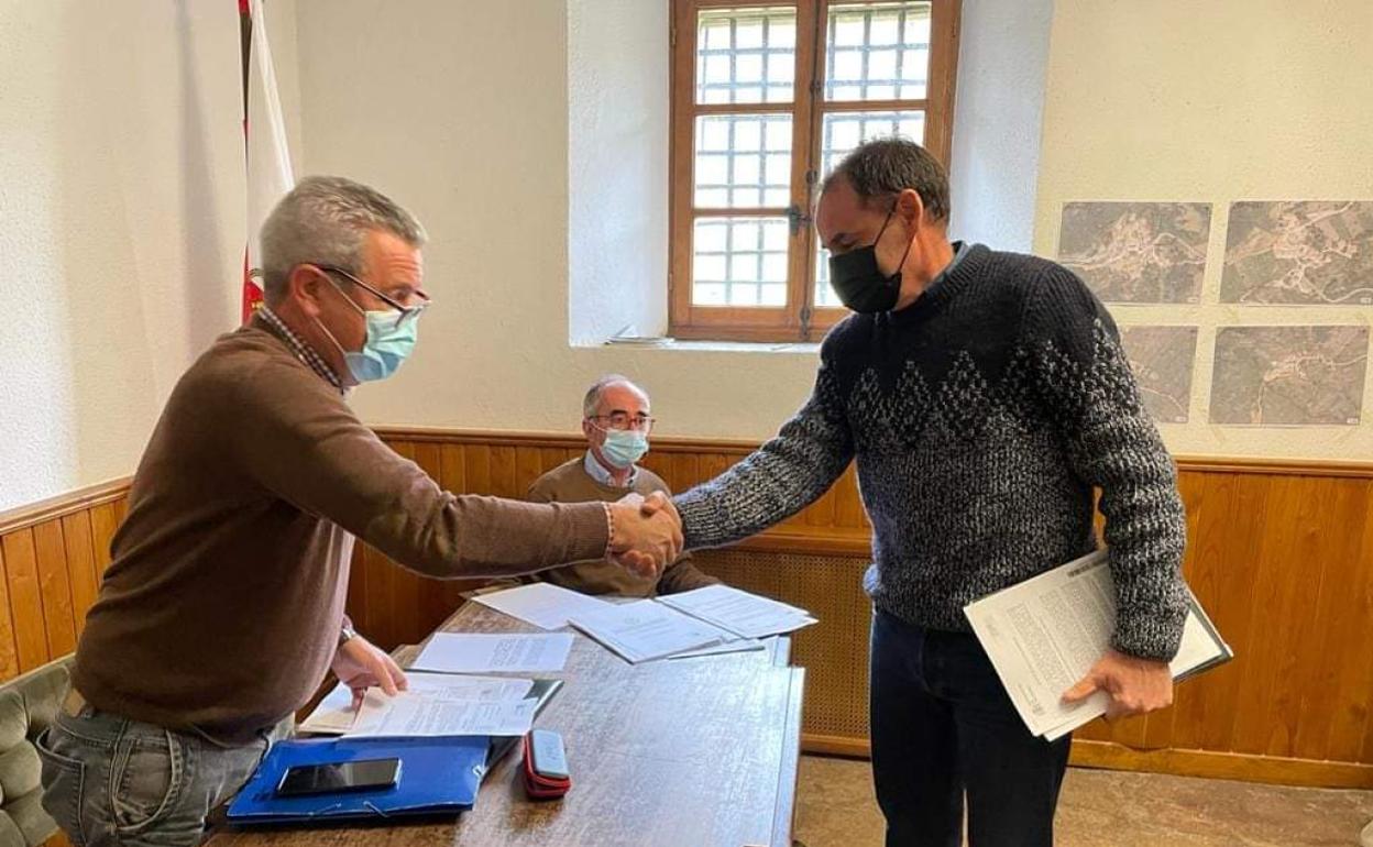 El alcalde de Polaciones (izquierda), Vicente Gómez, y el portavoz del PRC, Florencio Gómez, se dan la mano. 