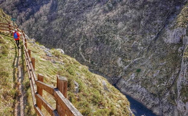 Río Dobra a su paso por el estrecho cañón en el que se ubica la presa de la Jocica