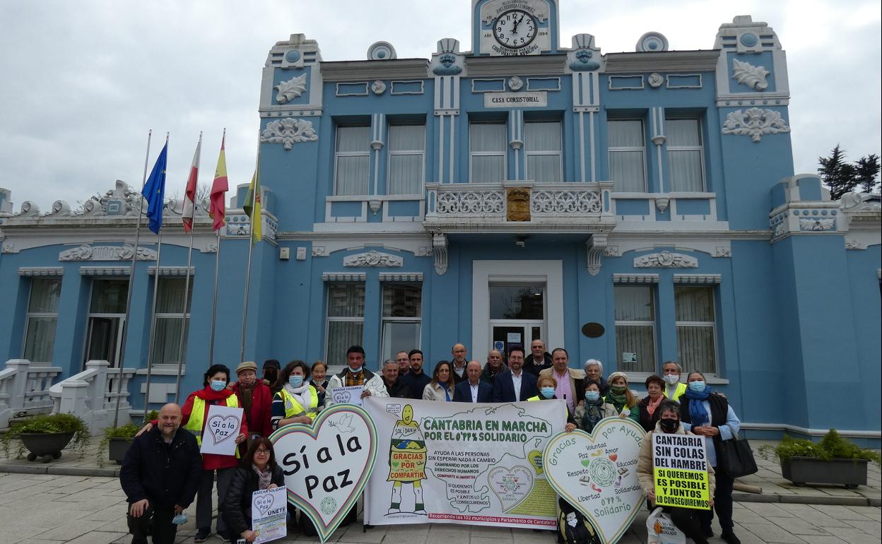 Representantes de los ayuntamientos y entidades participantes en la marcha 