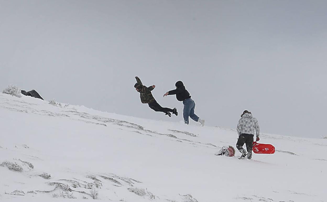 Paisajes nevados en Cantabria, este domingo.