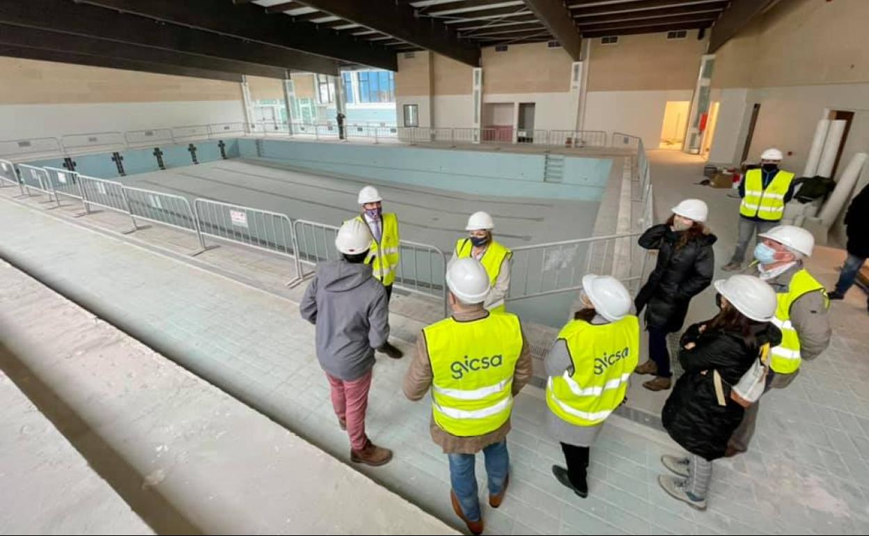 Visita a las obras de la piscina en marzo de 2021 por parte de Zuloaga y autoridades locales 