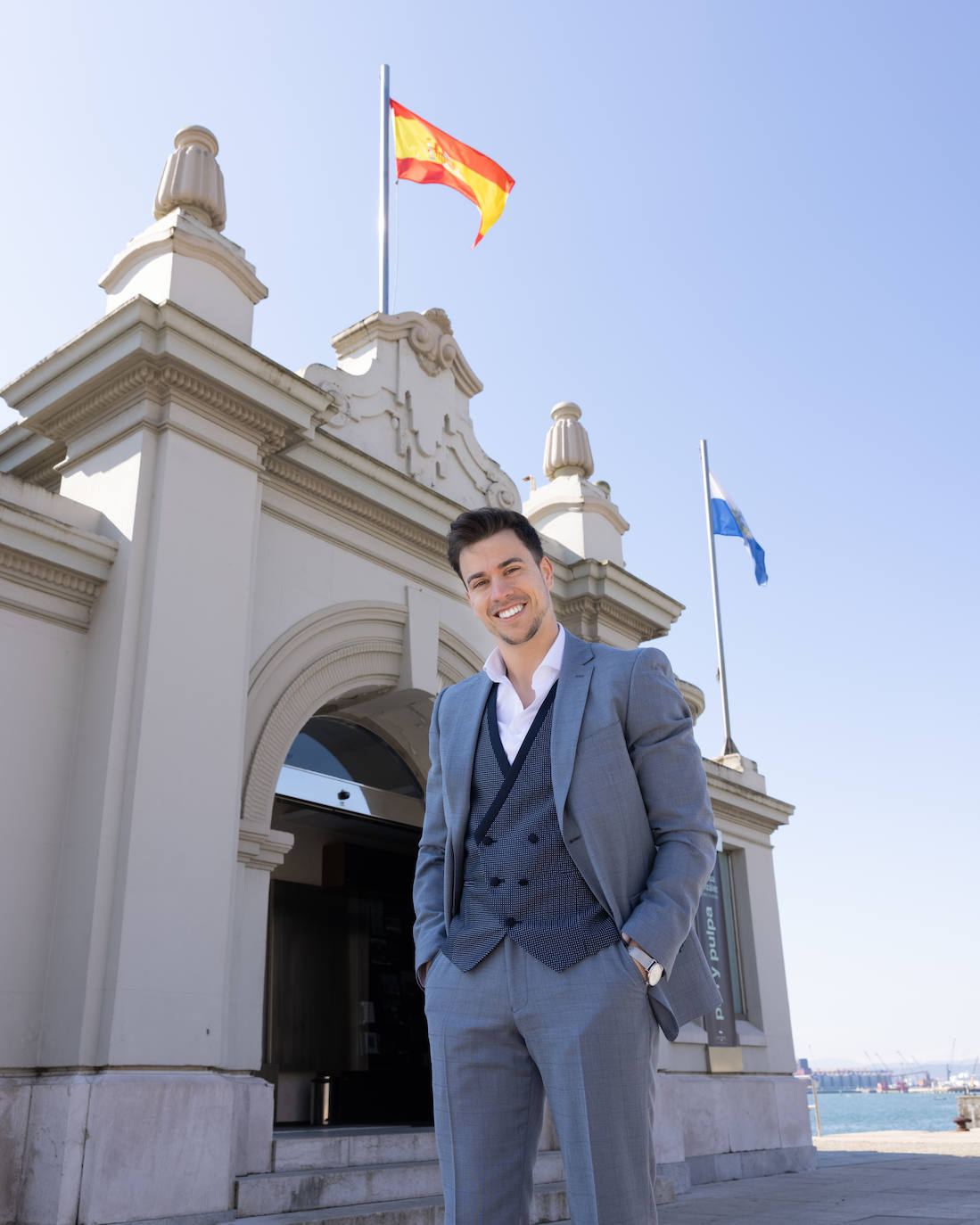 El santanderino posando en el Palacete del Embarcadero santanderino con traje de Vicente Trueba y peinado por Ibán Barcenilla.