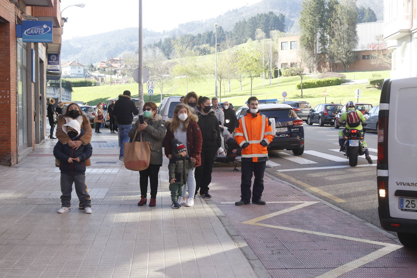 La menor ha sido encontrada en su domicilio con heridas de arma blanca. Un hombre, que se encontraba en la misma casa de la calle Vázquez de Mella, ha sido trasladado al HUCA.