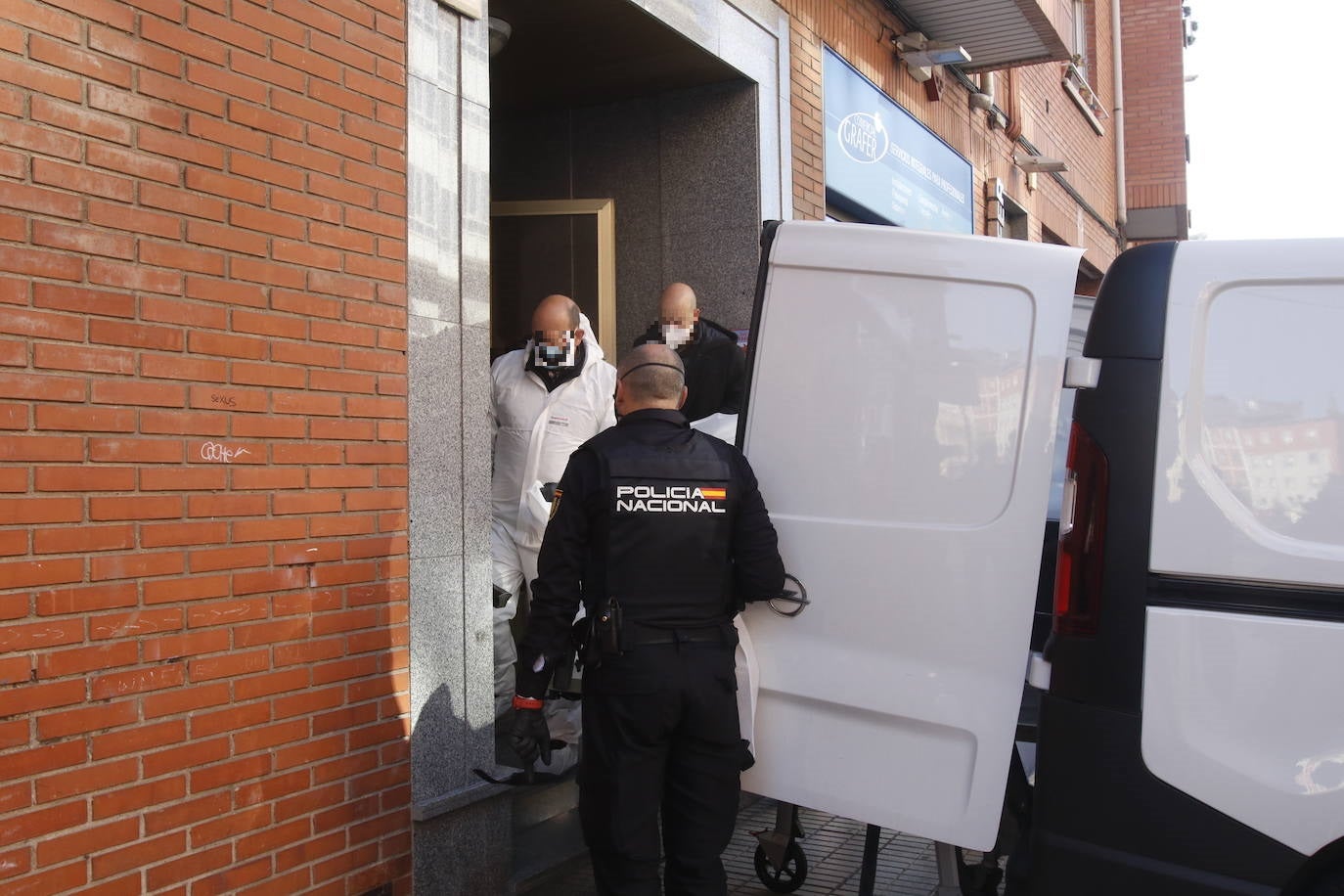 La menor ha sido encontrada en su domicilio con heridas de arma blanca. Un hombre, que se encontraba en la misma casa de la calle Vázquez de Mella, ha sido trasladado al HUCA.