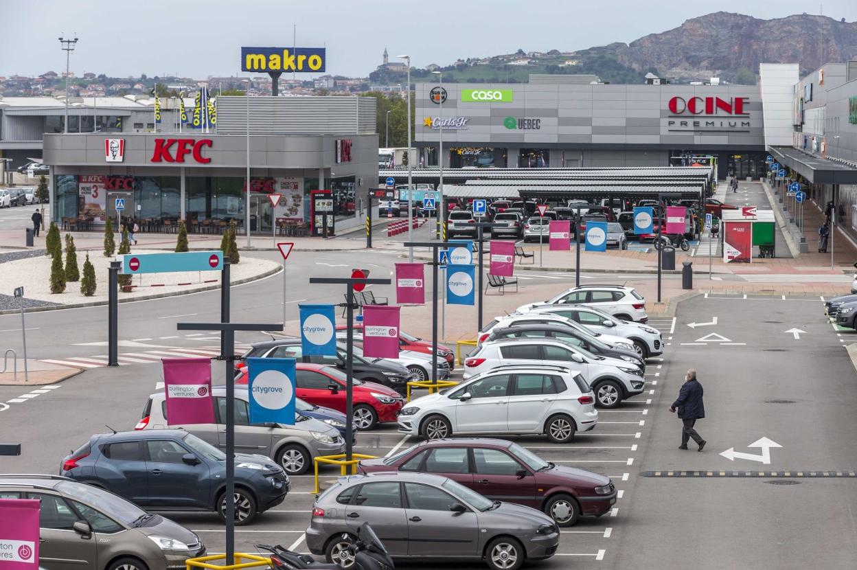 Aparcamiento principal del parque comercial Bahía Real, con parte de los comercios y establecimientos hosteleros y de ocio. 