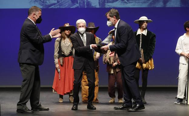 En primer término, en el centro, José Ramón Sánchez recibe el reconocimiento de manos del director general de El Diario Montañés, Ignacio Pérez. A la izquierda, el director del periódico Íñigo Noriega.